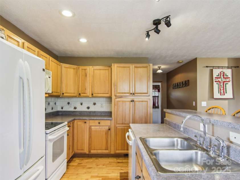 543 Hardscrabble Road, Burnsville, NC 28714.  MLS# CAR4215935, YatesRealty ID 4260. 
