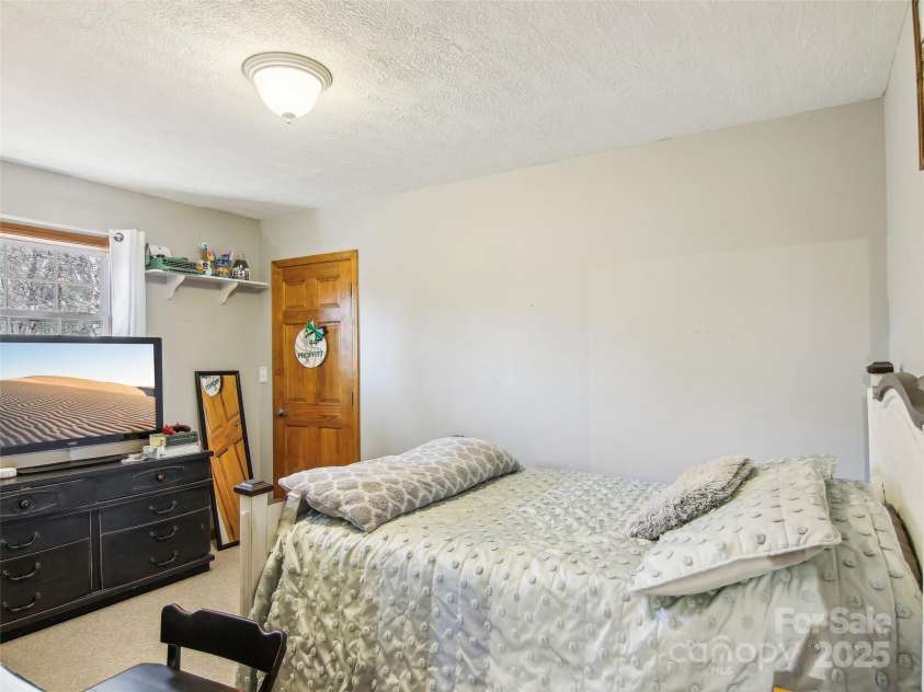 543 Hardscrabble Road, Burnsville, NC 28714.  MLS# CAR4215935, YatesRealty ID 4260. 