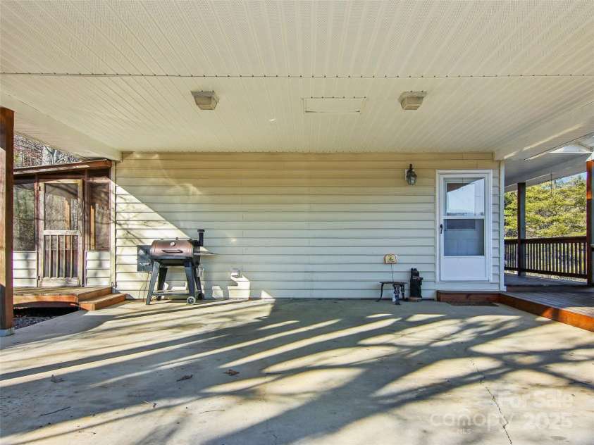 543 Hardscrabble Road, Burnsville, NC 28714.  MLS# CAR4215935, YatesRealty ID 4260. 