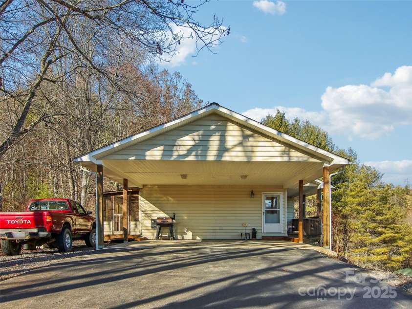 543 Hardscrabble Road, Burnsville, NC 28714.  MLS# CAR4215935, YatesRealty ID 4260. 