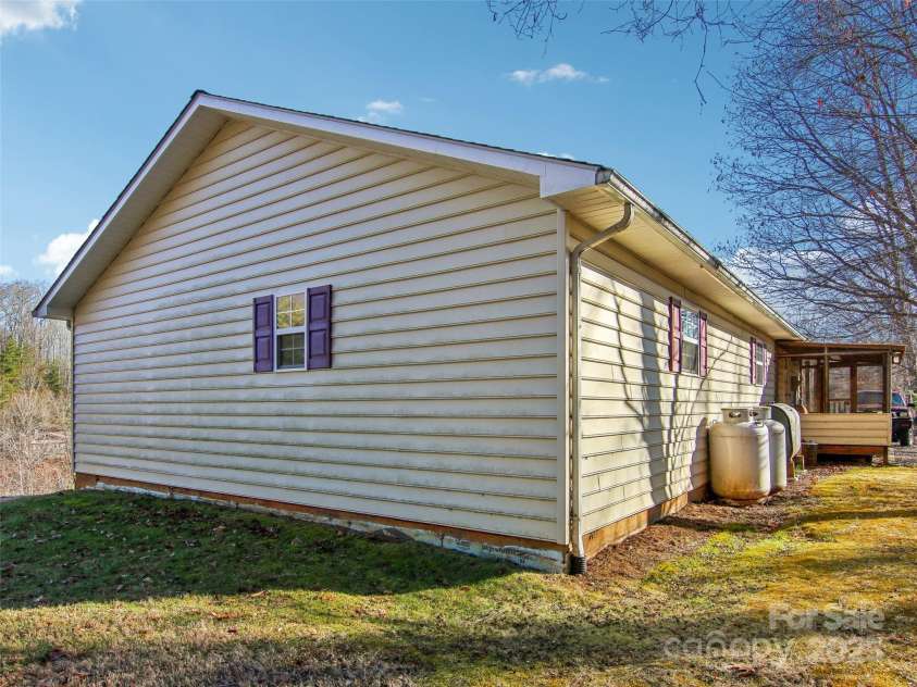 543 Hardscrabble Road, Burnsville, NC 28714.  MLS# CAR4215935, YatesRealty ID 4260. 