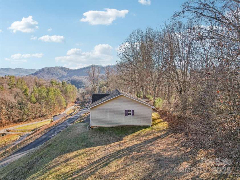 543 Hardscrabble Road, Burnsville, NC 28714.  MLS# CAR4215935, YatesRealty ID 4260. 
