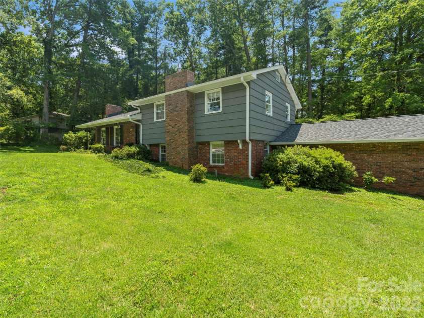 20 Oak Forest Drive, Asheville, NC 28803.  MLS# CAR4407262, YatesRealty ID 42600. 
