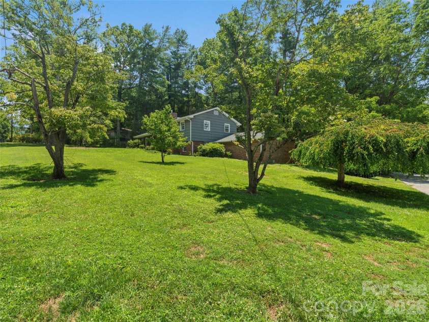 20 Oak Forest Drive, Asheville, NC 28803.  MLS# CAR4407262, YatesRealty ID 42600. 