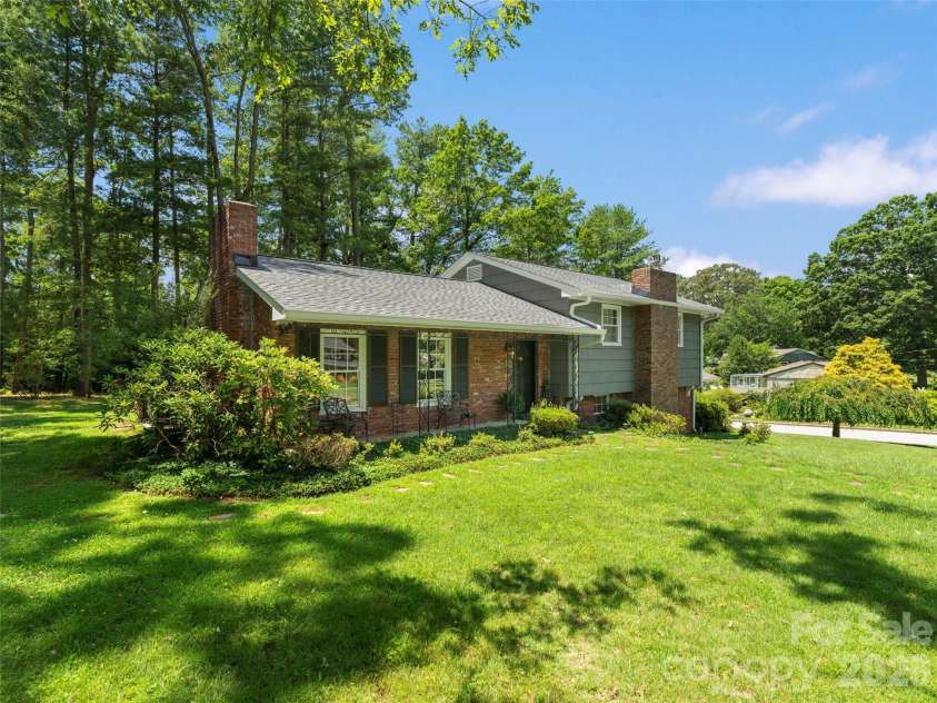 20 Oak Forest Drive, Asheville, NC 28803.  MLS# CAR4407262, YatesRealty ID 42600. 