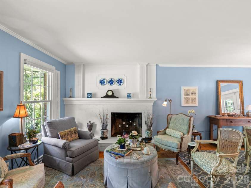 20 Oak Forest Drive, Asheville, NC 28803.  MLS# CAR4407262, YatesRealty ID 42600. 