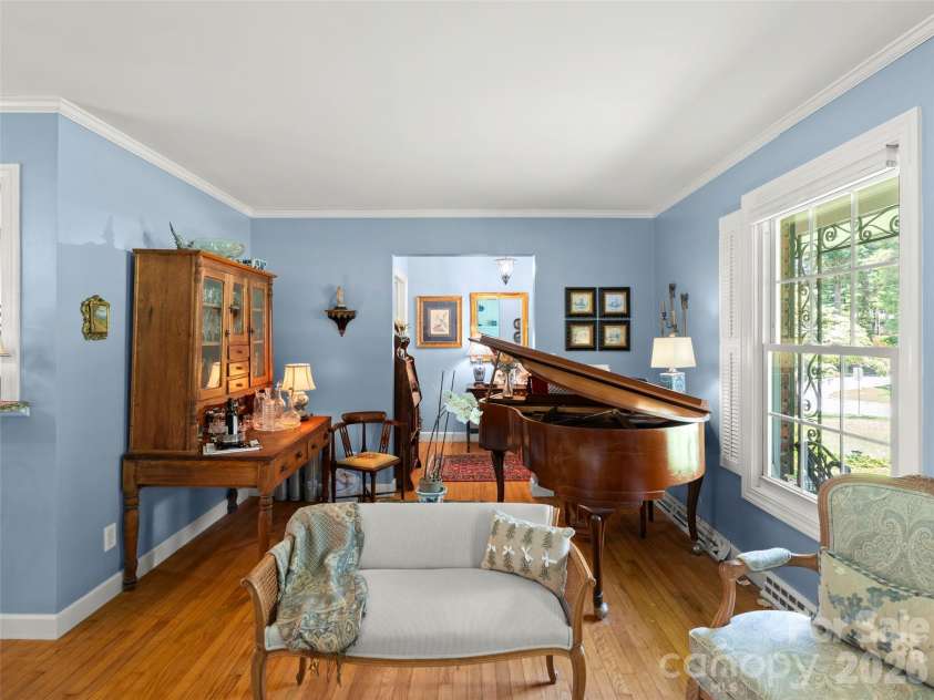 20 Oak Forest Drive, Asheville, NC 28803.  MLS# CAR4407262, YatesRealty ID 42600. 