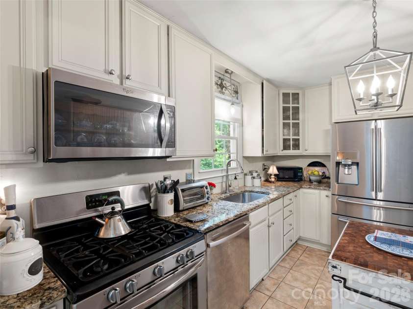 20 Oak Forest Drive, Asheville, NC 28803.  MLS# CAR4407262, YatesRealty ID 42600. 