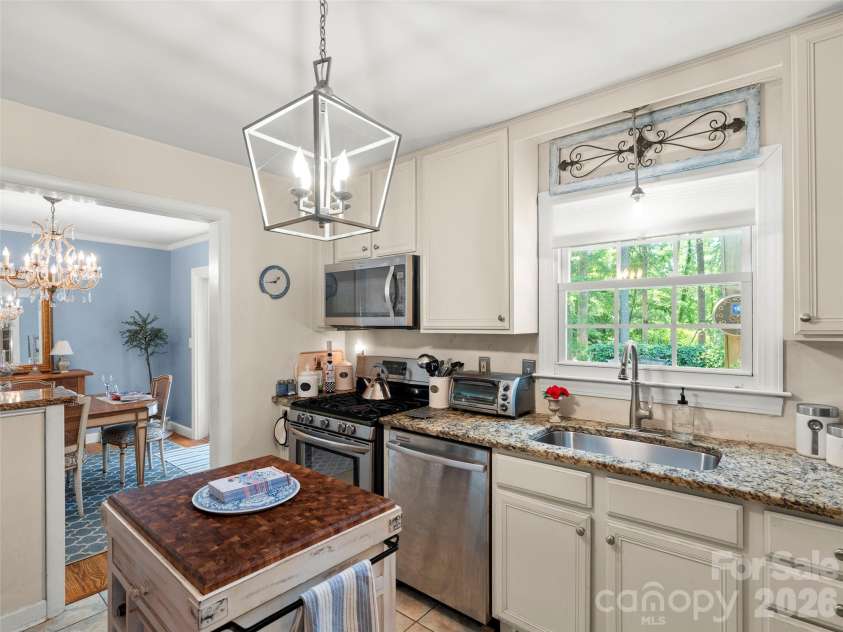 20 Oak Forest Drive, Asheville, NC 28803.  MLS# CAR4407262, YatesRealty ID 42600. 