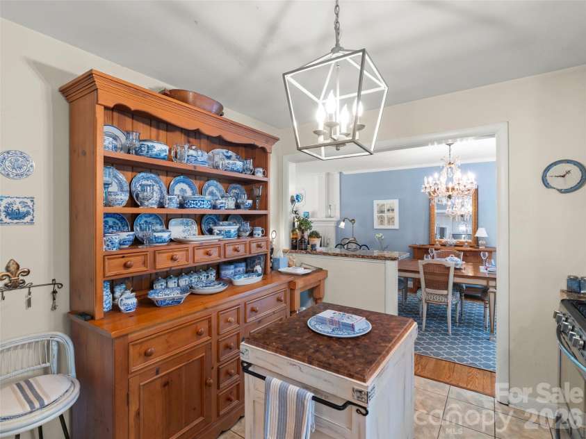 20 Oak Forest Drive, Asheville, NC 28803.  MLS# CAR4407262, YatesRealty ID 42600. 