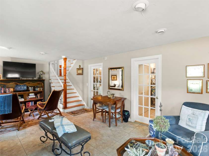 20 Oak Forest Drive, Asheville, NC 28803.  MLS# CAR4407262, YatesRealty ID 42600. 