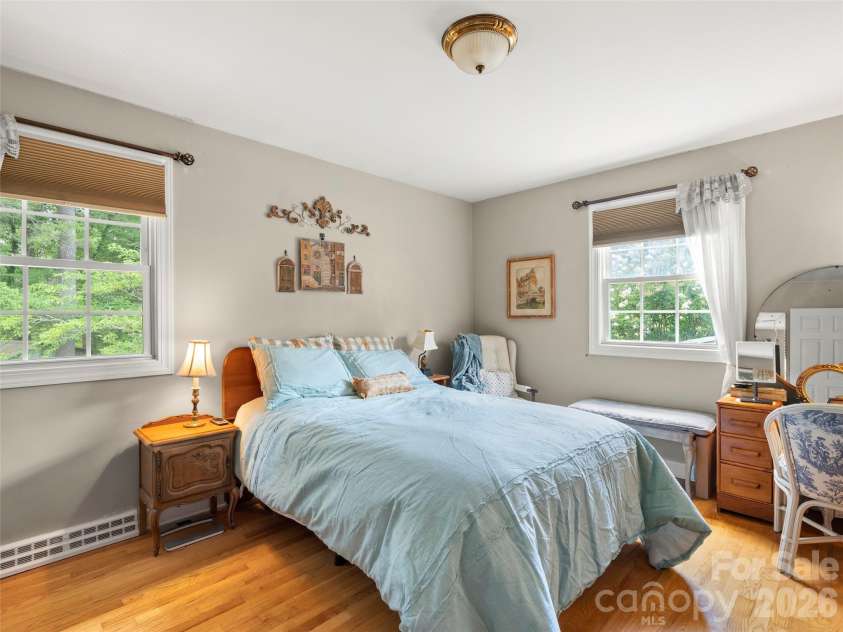 20 Oak Forest Drive, Asheville, NC 28803.  MLS# CAR4407262, YatesRealty ID 42600. 