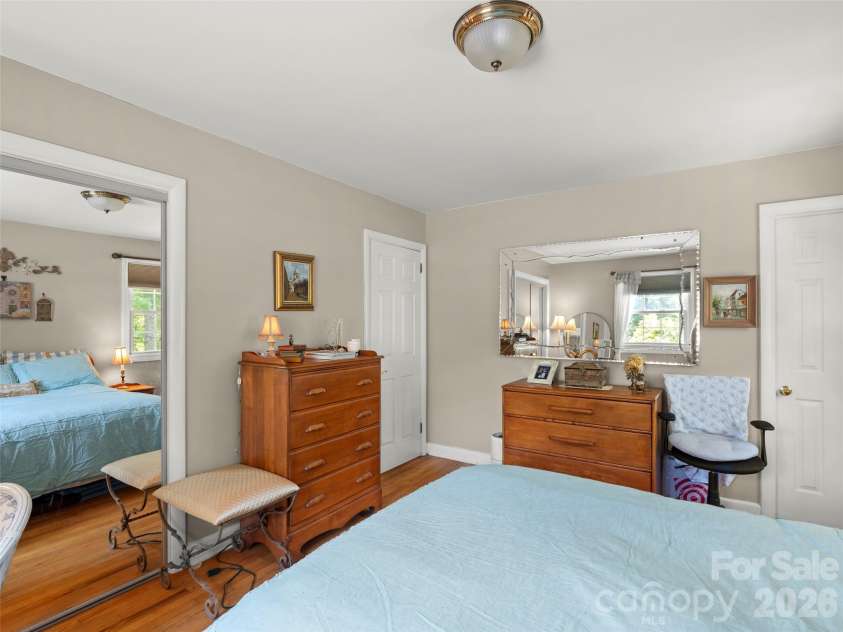 20 Oak Forest Drive, Asheville, NC 28803.  MLS# CAR4407262, YatesRealty ID 42600. 