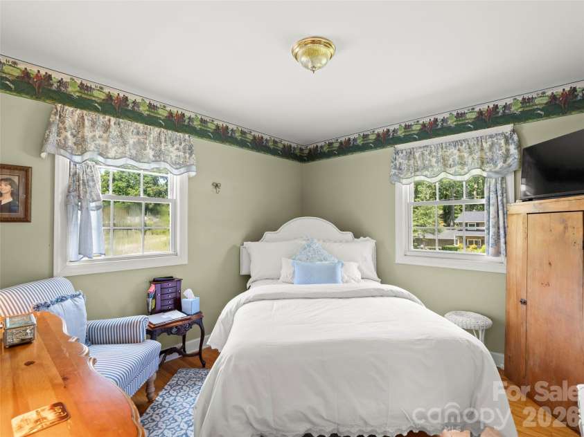 20 Oak Forest Drive, Asheville, NC 28803.  MLS# CAR4407262, YatesRealty ID 42600. 