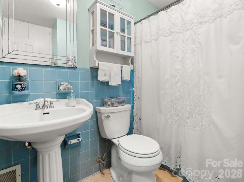 20 Oak Forest Drive, Asheville, NC 28803.  MLS# CAR4407262, YatesRealty ID 42600. 
