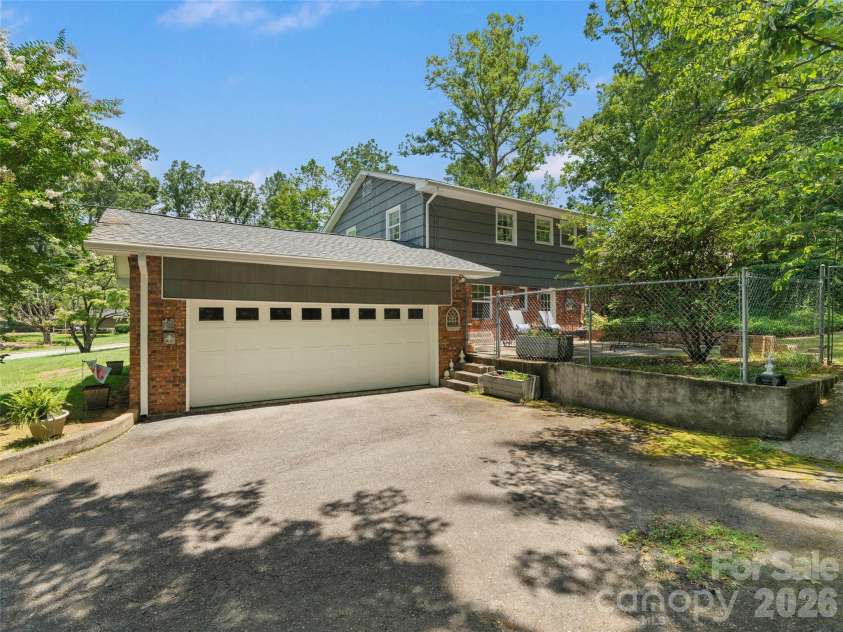 20 Oak Forest Drive, Asheville, NC 28803.  MLS# CAR4407262, YatesRealty ID 42600. 