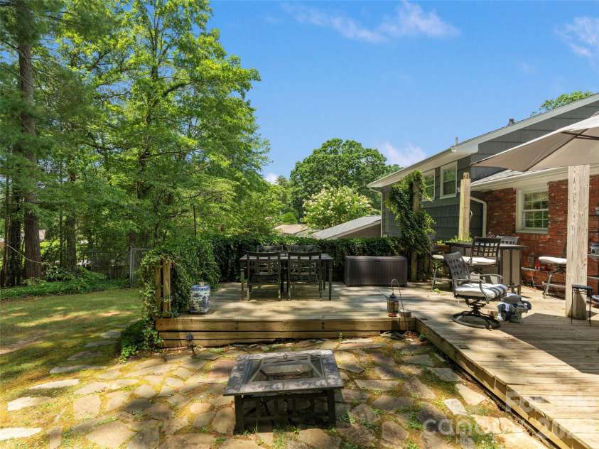 20 Oak Forest Drive, Asheville, NC 28803.  MLS# CAR4407262, YatesRealty ID 42600. 