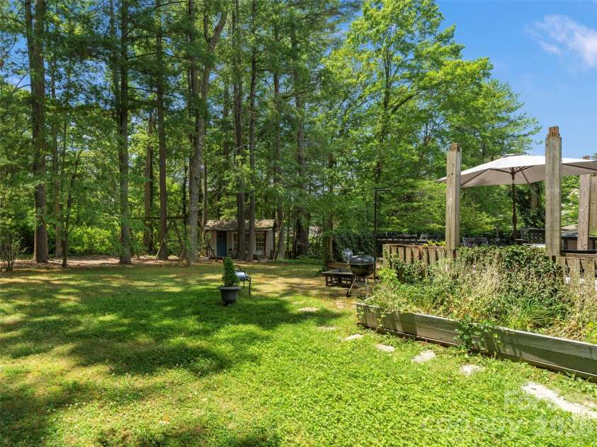 20 Oak Forest Drive, Asheville, NC 28803.  MLS# CAR4407262, YatesRealty ID 42600. 