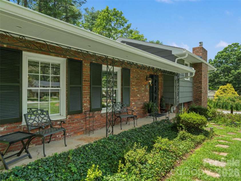 20 Oak Forest Drive, Asheville, NC 28803.  MLS# CAR4407262, YatesRealty ID 42600. 