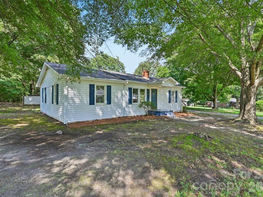 1001 Allison Drive, Shelby, NC 28150.  MLS# CAR4412560, YatesRealty ID 42602. 