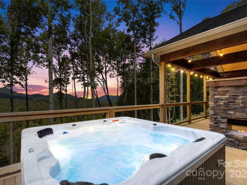 377 Ridge Runner Road, Burnsville, NC 28714.  MLS# CAR4242745, YatesRealty ID 4261. 