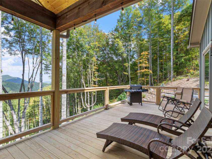 377 Ridge Runner Road, Burnsville, NC 28714.  MLS# CAR4242745, YatesRealty ID 4261. 