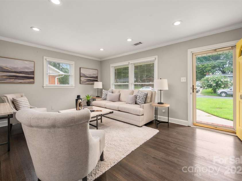 6801 Starcrest Drive, Charlotte, NC 28210.  MLS# CAR4291629, YatesRealty ID 42611. 