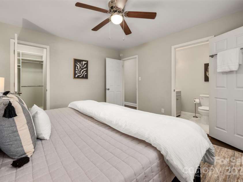 6801 Starcrest Drive, Charlotte, NC 28210.  MLS# CAR4291629, YatesRealty ID 42611. 