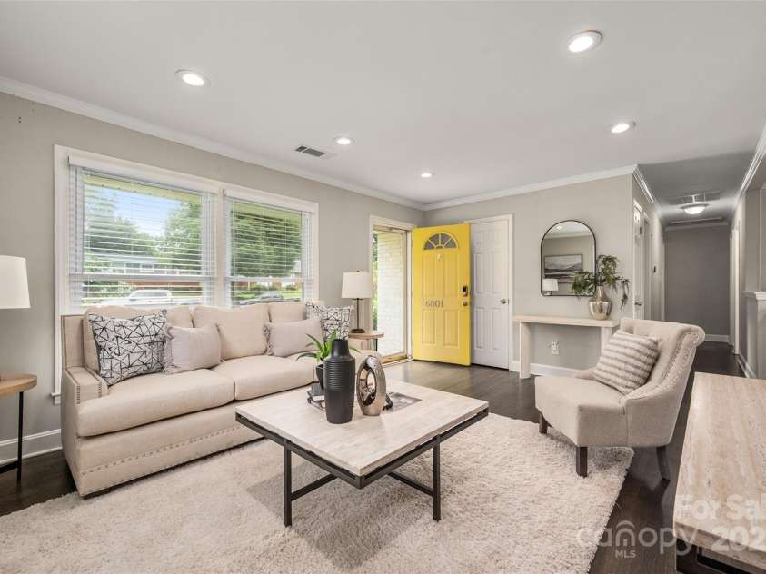 6801 Starcrest Drive, Charlotte, NC 28210.  MLS# CAR4321637, YatesRealty ID 42611. 