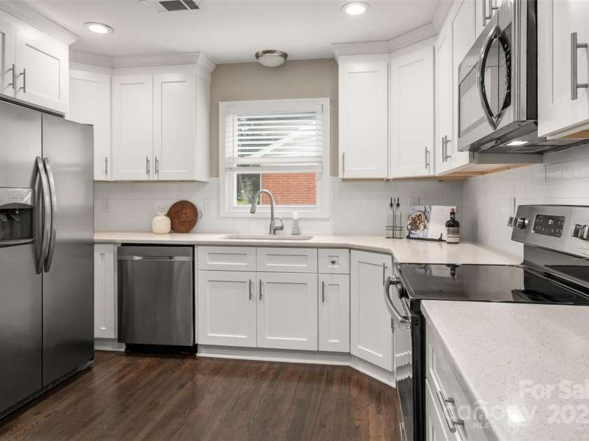 6801 Starcrest Drive, Charlotte, NC 28210.  MLS# CAR4321637, YatesRealty ID 42611. 