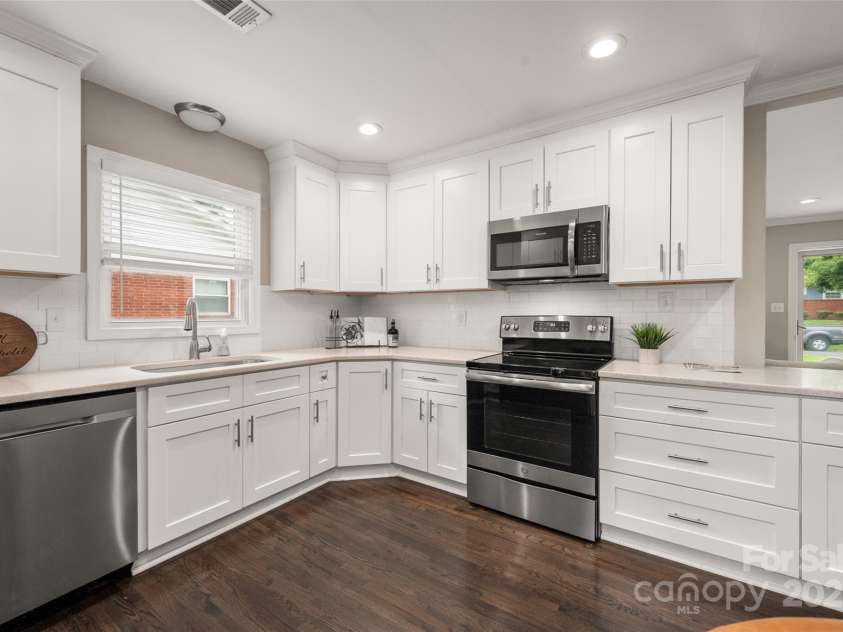 6801 Starcrest Drive, Charlotte, NC 28210.  MLS# CAR4321637, YatesRealty ID 42611. 