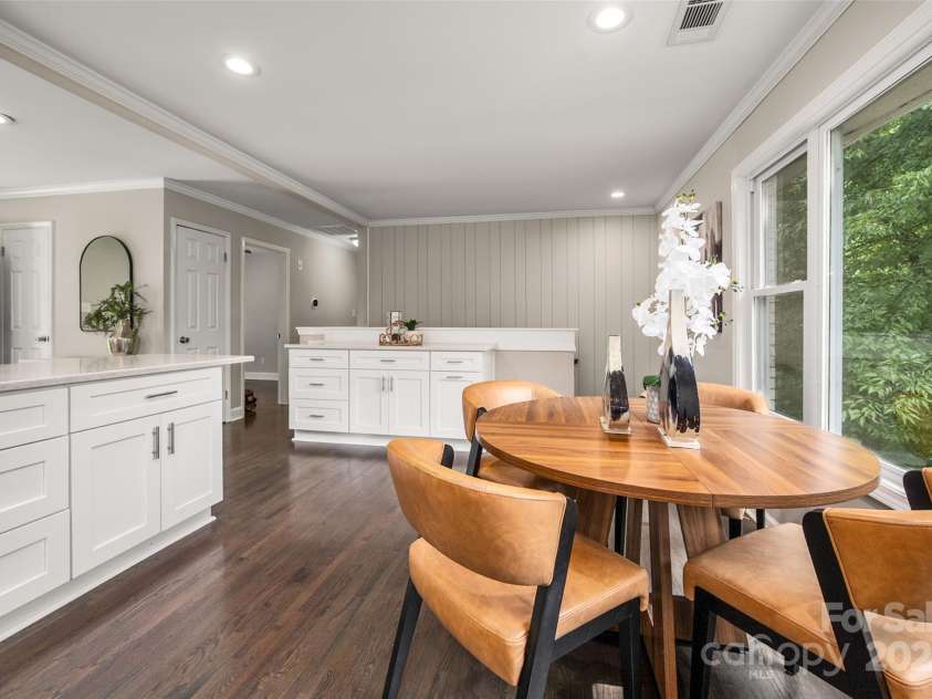 6801 Starcrest Drive, Charlotte, NC 28210.  MLS# CAR4321637, YatesRealty ID 42611. 