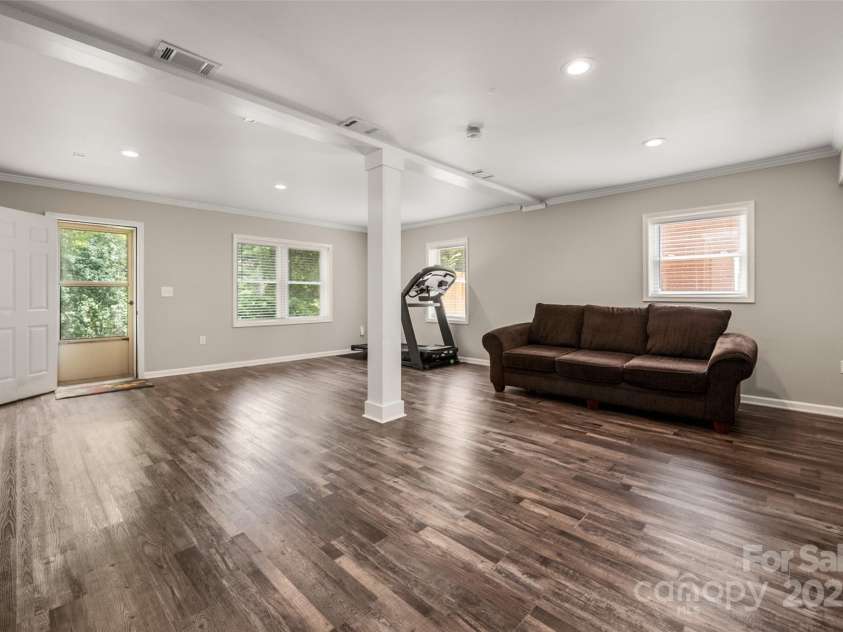 6801 Starcrest Drive, Charlotte, NC 28210.  MLS# CAR4321637, YatesRealty ID 42611. 