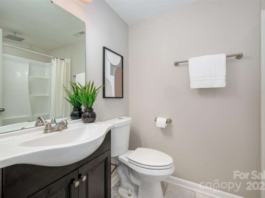 6801 Starcrest Drive, Charlotte, NC 28210.  MLS# CAR4321637, YatesRealty ID 42611. 