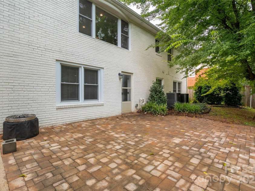 6801 Starcrest Drive, Charlotte, NC 28210.  MLS# CAR4321637, YatesRealty ID 42611. 