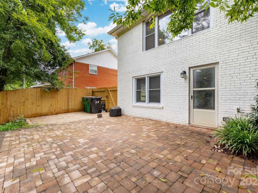 6801 Starcrest Drive, Charlotte, NC 28210.  MLS# CAR4321637, YatesRealty ID 42611. 