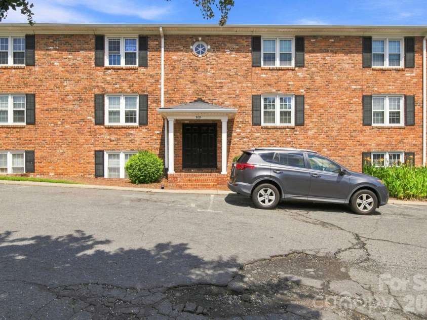 920 Mcalway Road, Charlotte, NC 28211.  MLS# CAR4411169, YatesRealty ID 42617. 