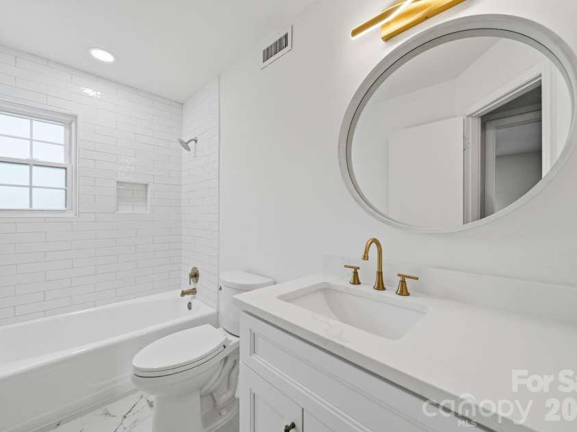 920 Mcalway Road, Charlotte, NC 28211.  MLS# CAR4411169, YatesRealty ID 42617. Bright, white, airy feel throughout!