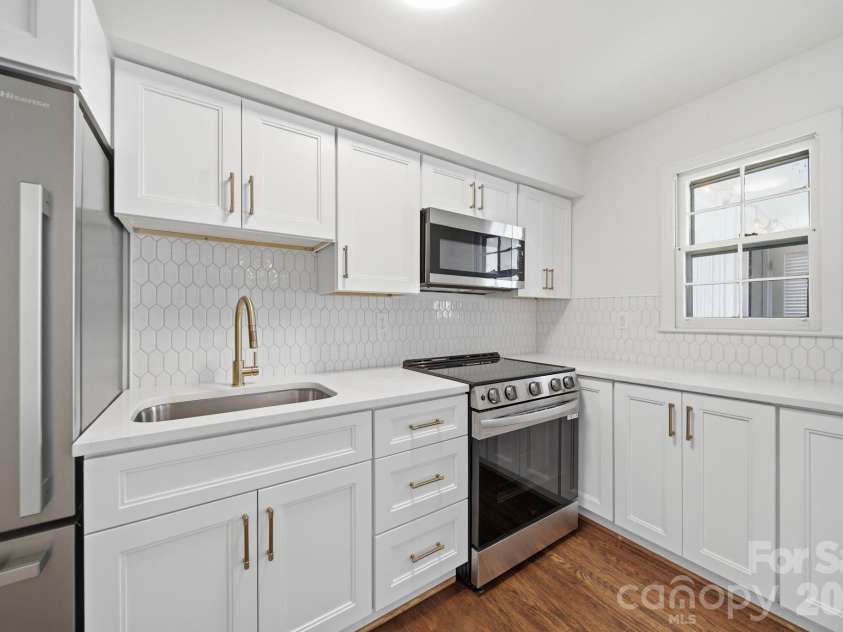 920 Mcalway Road, Charlotte, NC 28211.  MLS# CAR4411169, YatesRealty ID 42617. Meticulously renovated kitchen!
