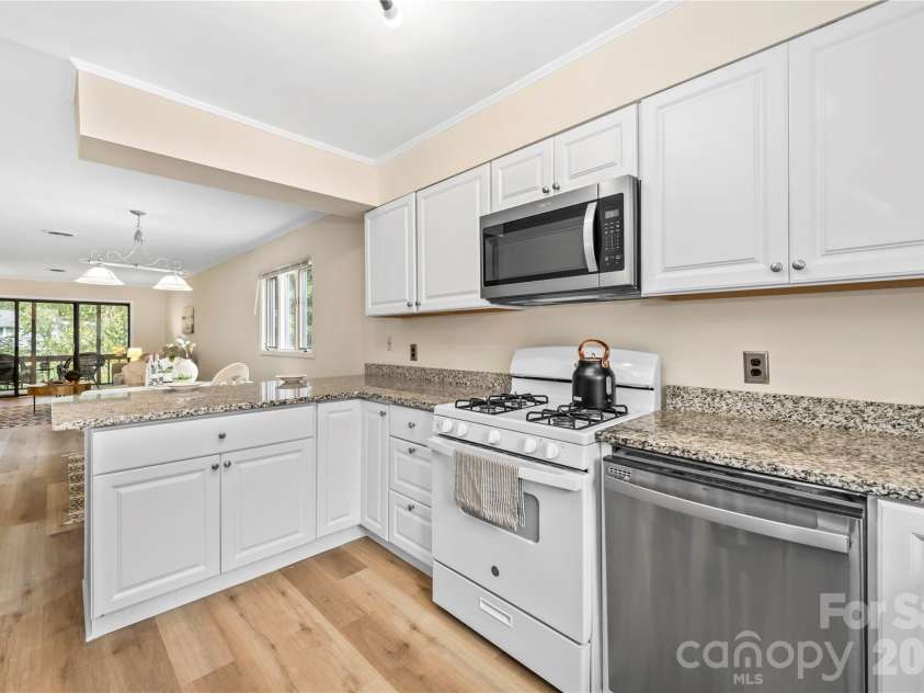 181 Britton Creek Court, Hendersonville, NC 287891.  MLS# CAR4405292, YatesRealty ID 42620. Kitchen