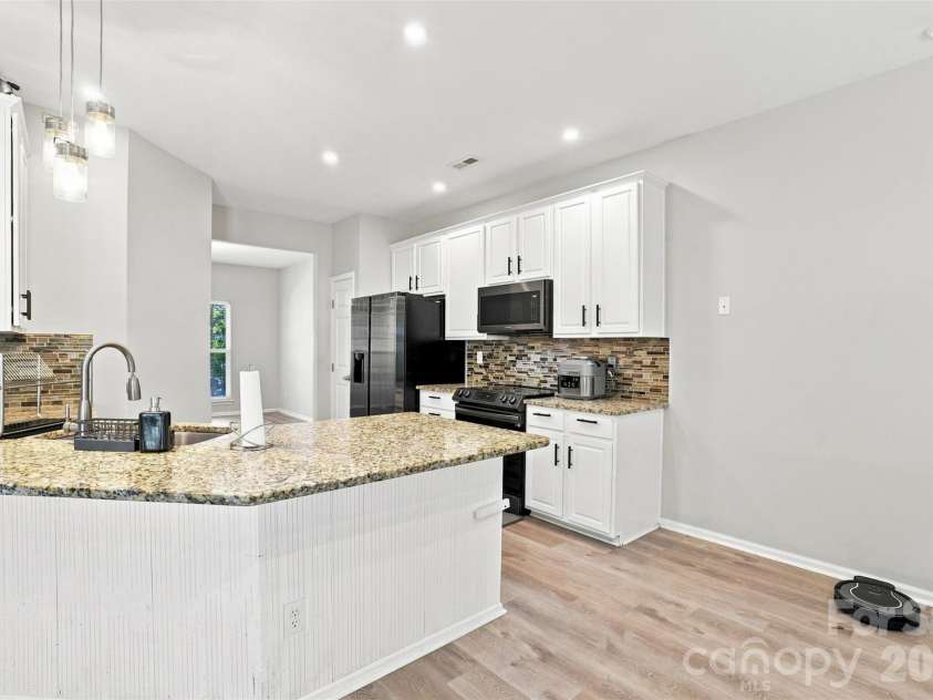 11841 Royal Castle Court, Charlotte, NC 28277.  MLS# CAR4410580, YatesRealty ID 42621. Kitchen
