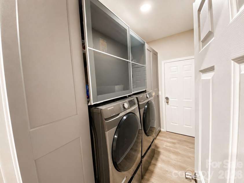 11841 Royal Castle Court, Charlotte, NC 28277.  MLS# CAR4410580, YatesRealty ID 42621. Laundry/ custom cabinets