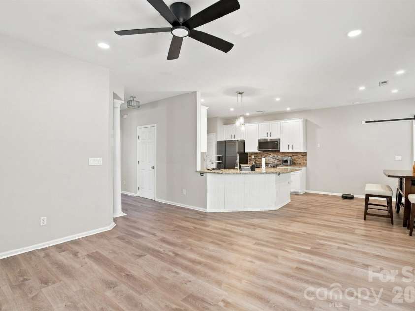 11841 Royal Castle Court, Charlotte, NC 28277.  MLS# CAR4410580, YatesRealty ID 42621. Living / kitchen