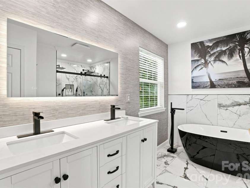 11841 Royal Castle Court, Charlotte, NC 28277.  MLS# CAR4410580, YatesRealty ID 42621. Primary Updated bathroom