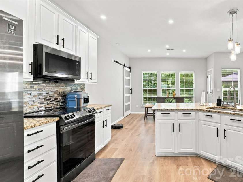 11841 Royal Castle Court, Charlotte, NC 28277.  MLS# CAR4410580, YatesRealty ID 42621. Updated kitchen