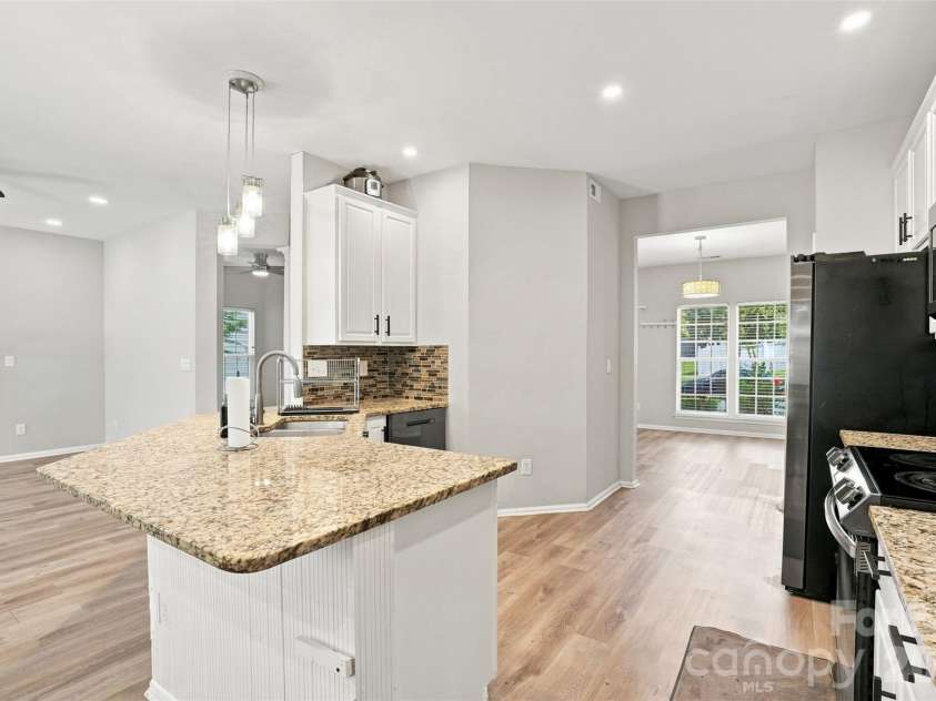 11841 Royal Castle Court, Charlotte, NC 28277.  MLS# CAR4410580, YatesRealty ID 42621. Updated kitchen