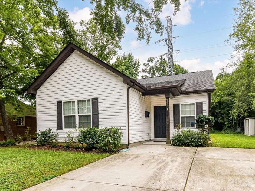 1231 Georgetown Drive, Charlotte, NC 28213.  MLS# CAR4411419, YatesRealty ID 42622. 