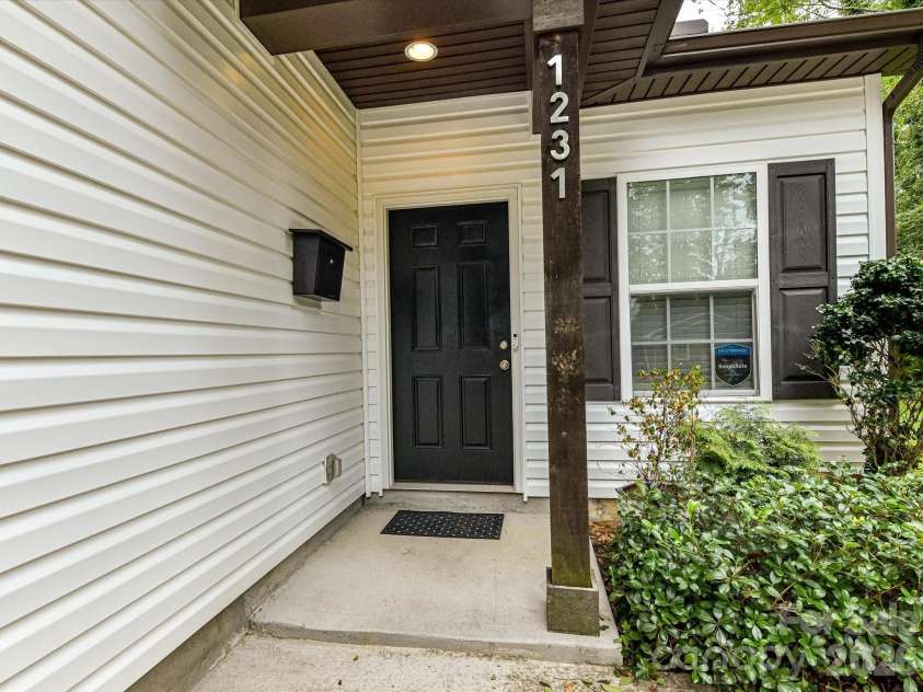 1231 Georgetown Drive, Charlotte, NC 28213.  MLS# CAR4411419, YatesRealty ID 42622. 