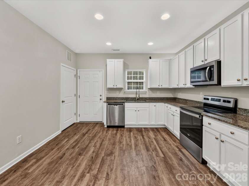 1231 Georgetown Drive, Charlotte, NC 28213.  MLS# CAR4411419, YatesRealty ID 42622. 