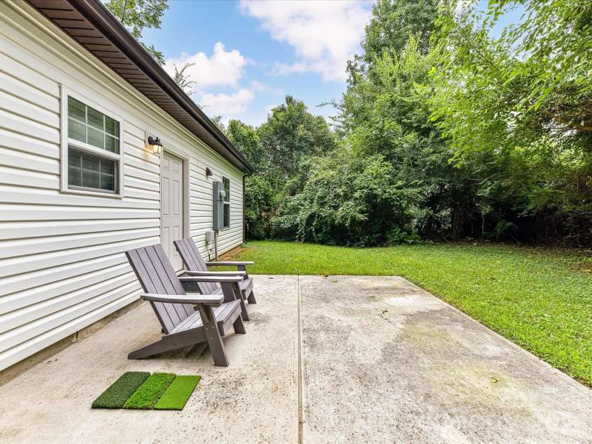 1231 Georgetown Drive, Charlotte, NC 28213.  MLS# CAR4411419, YatesRealty ID 42622. 